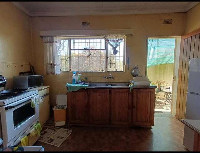 3 BEDROOM HOUSE FOR SALE IN DERSLEY